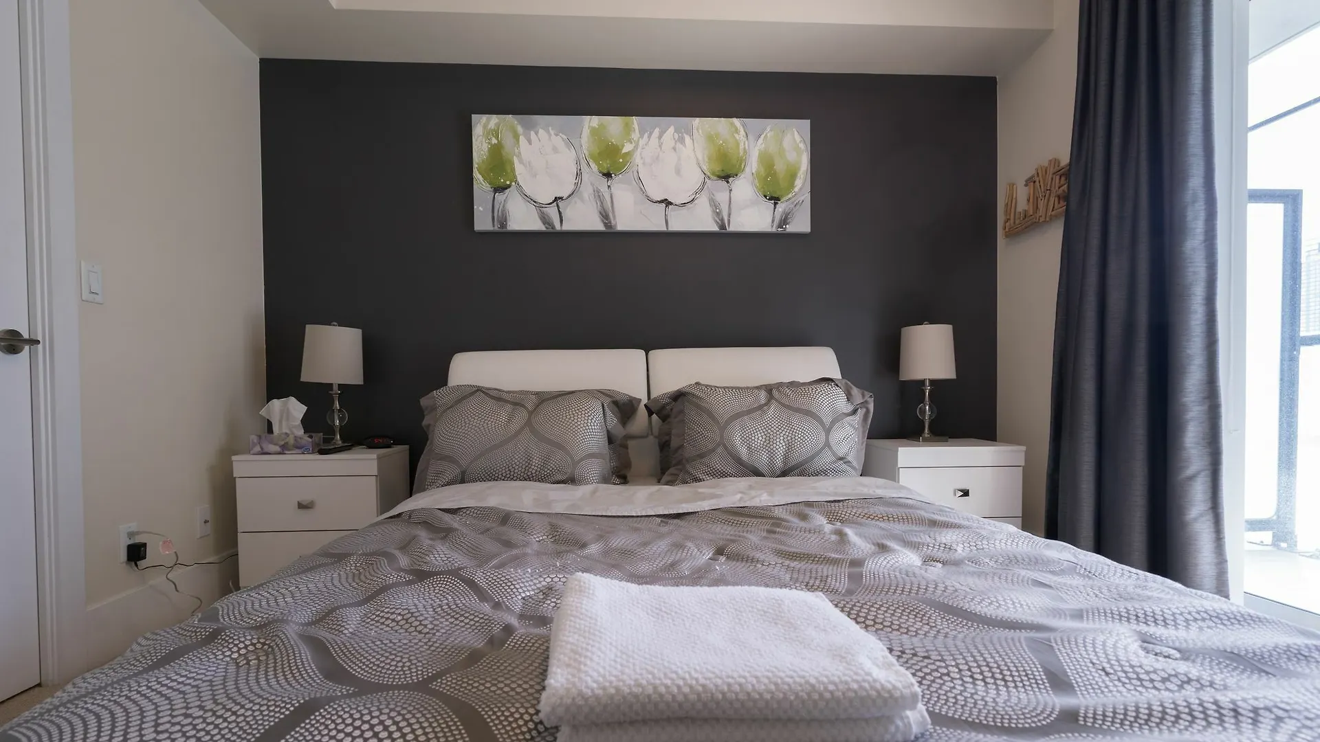 Applewood Suites - Executive 3 Bdrm Toronto Apartment
