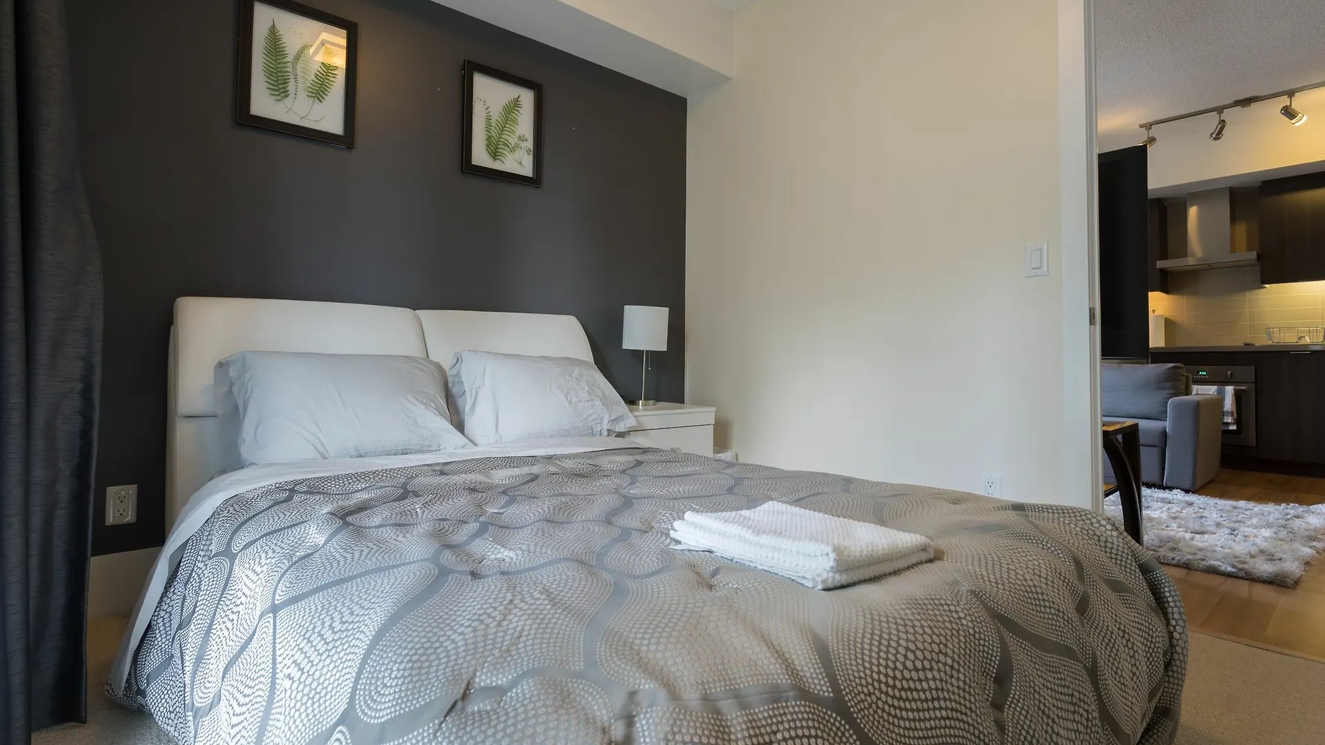 Applewood Suites - Executive 3 Bdrm Toronto