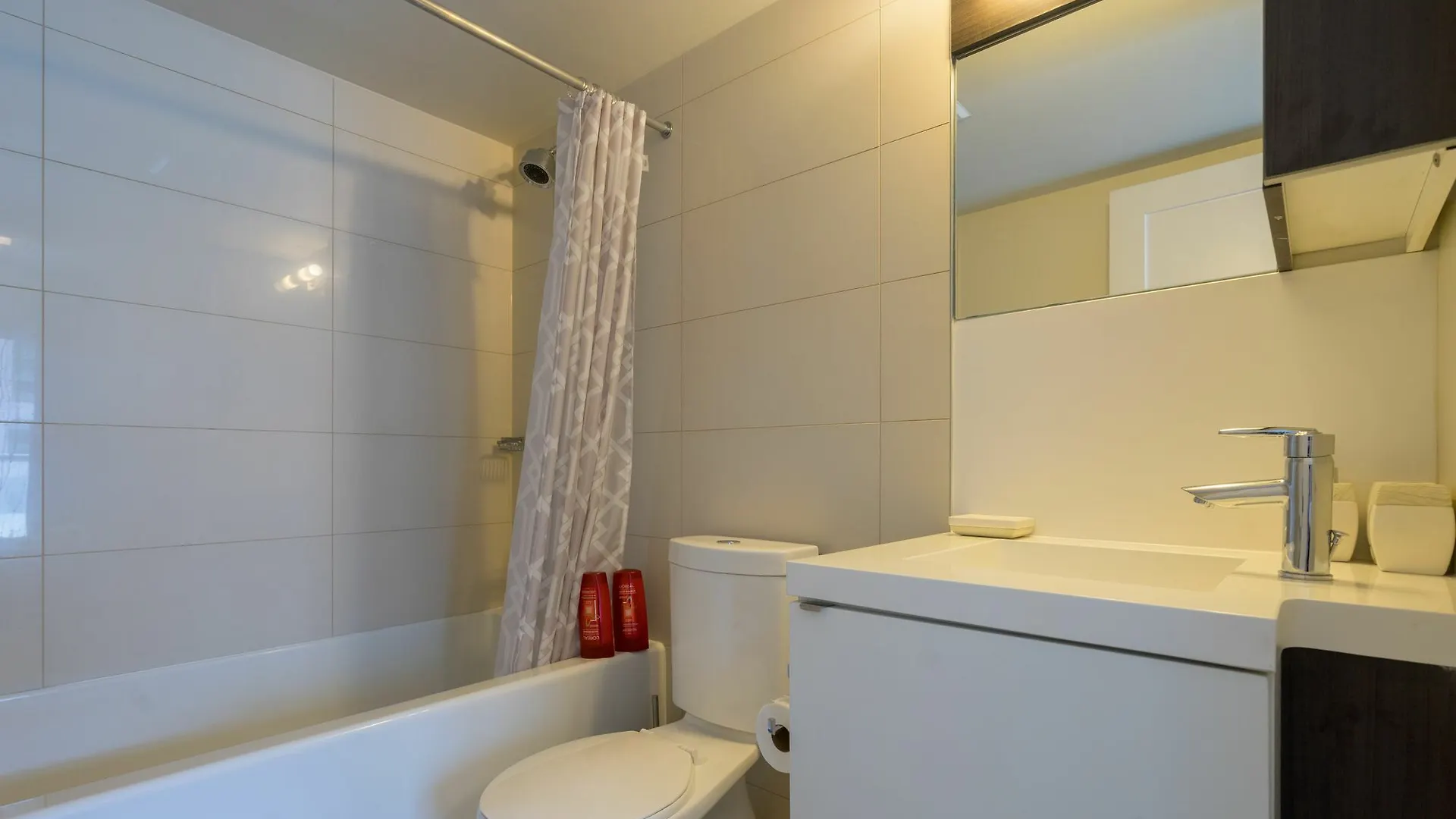 Applewood Suites - Executive 3 Bdrm Toronto Apartment