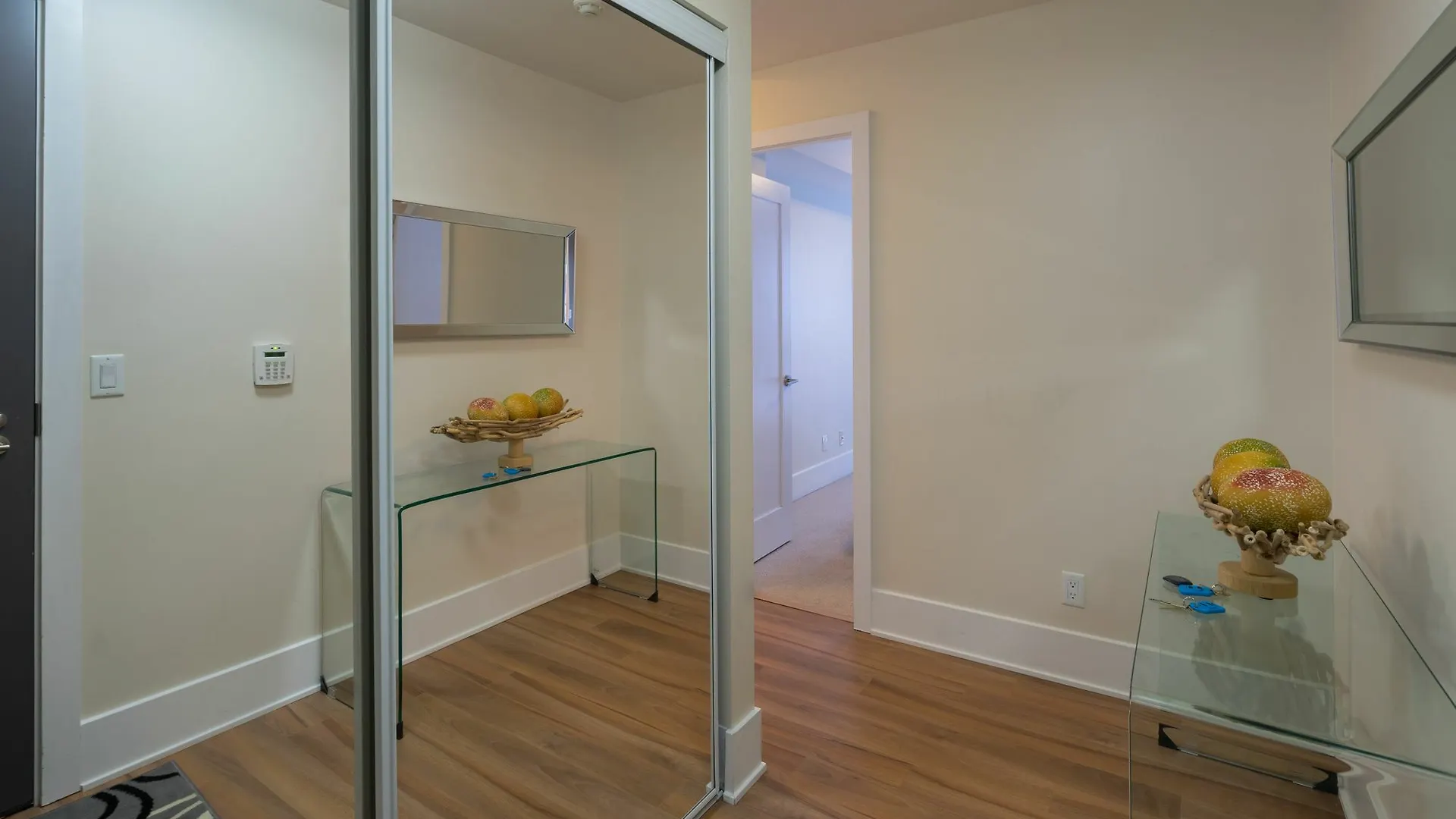 Applewood Suites - Executive 3 Bdrm Toronto 0*,  Canada