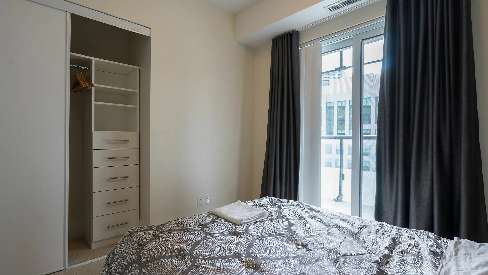 Applewood Suites - Executive 3 Bdrm Toronto