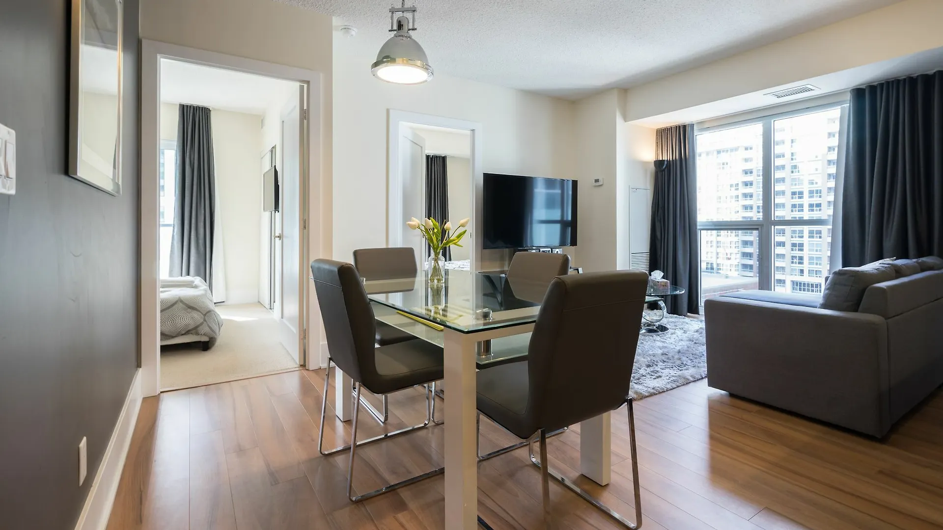 Applewood Suites - Executive 3 Bdrm Toronto