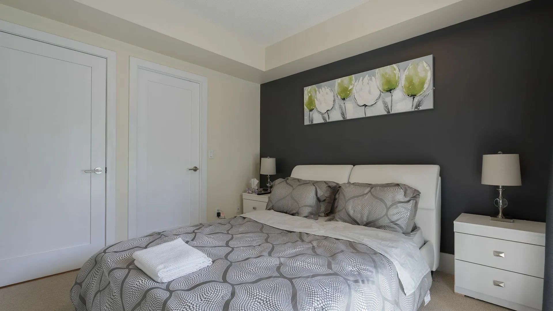 Applewood Suites - Executive 3 Bdrm Toronto