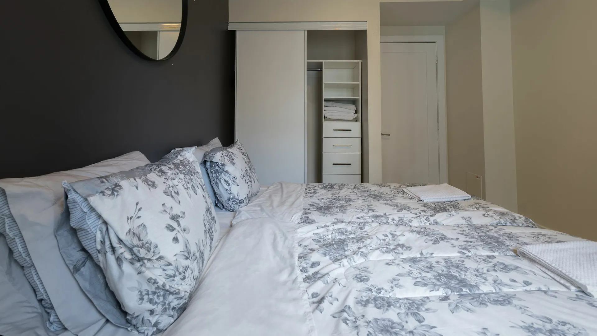 Applewood Suites - Executive 3 Bdrm Toronto