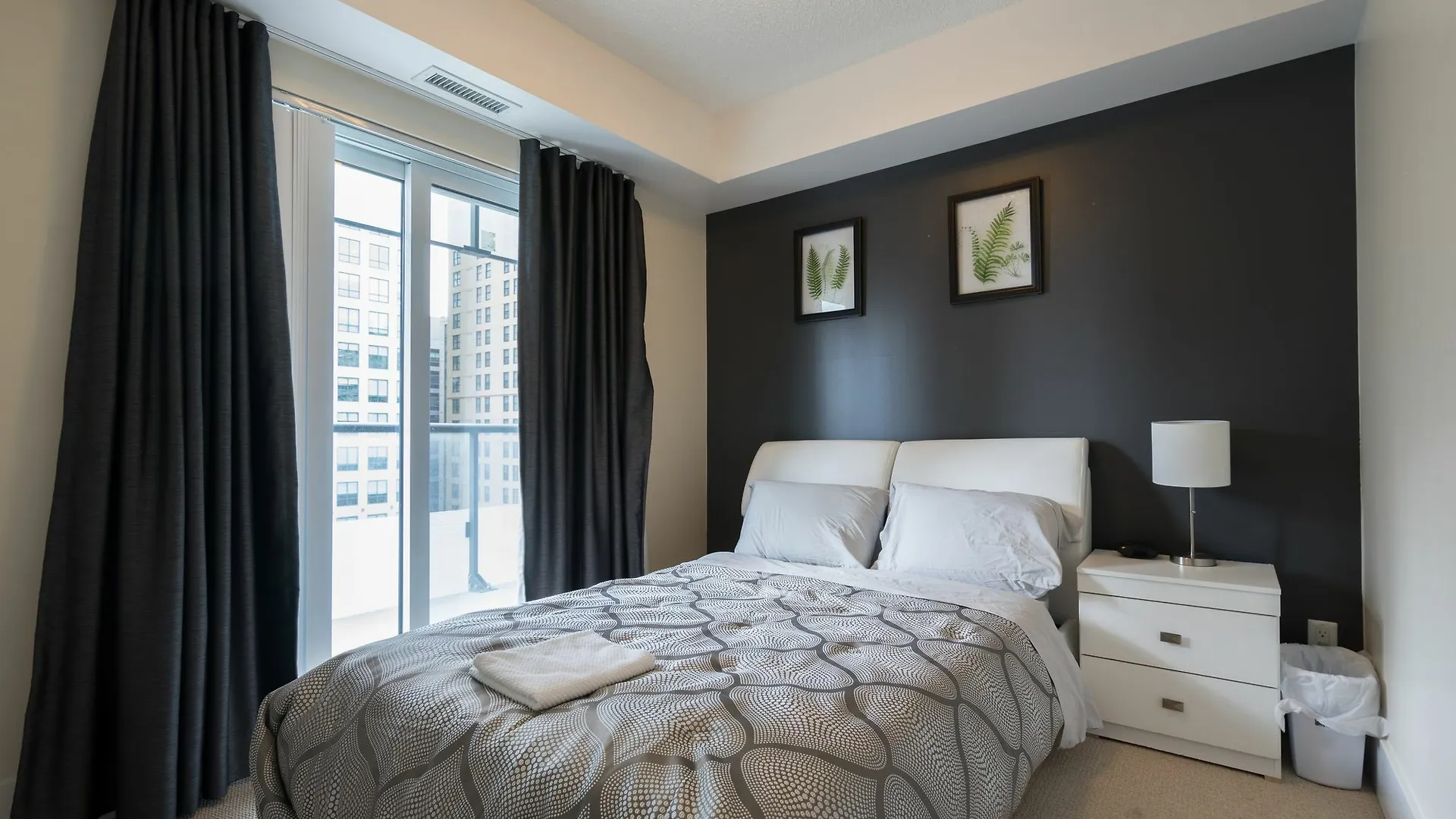 Applewood Suites - Executive 3 Bdrm Toronto 0*,  Canada