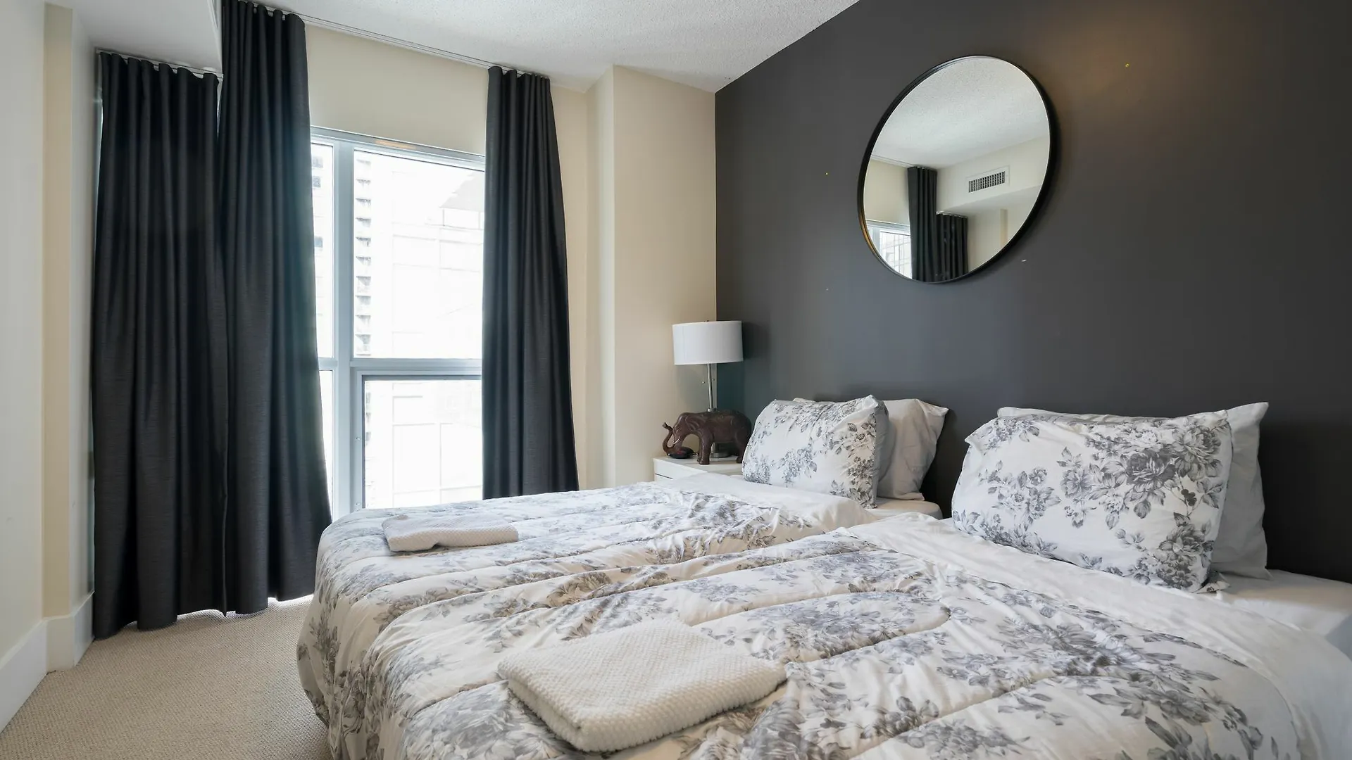 Applewood Suites - Executive 3 Bdrm Toronto